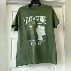 Green Women’s Yellowstone T-shirt size Medium